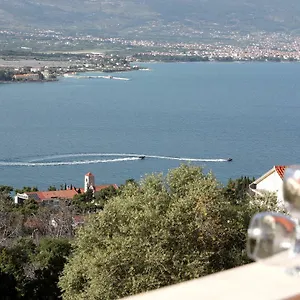 https://bridgeview-apartment.hotels-in-trogir.com